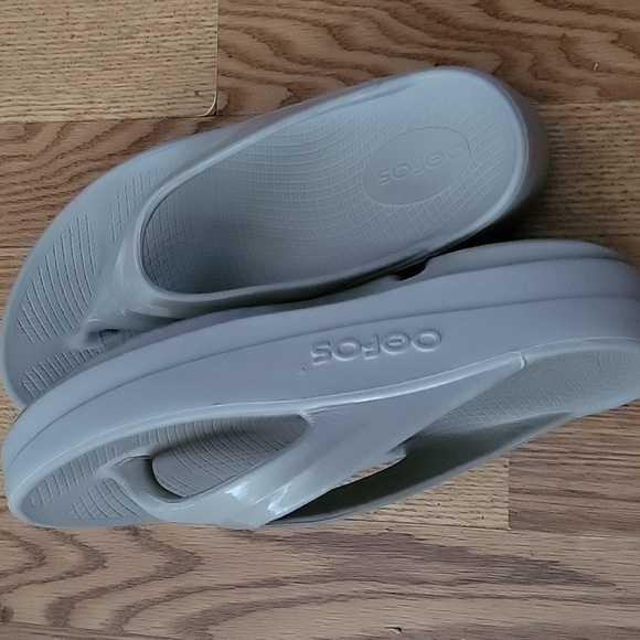 Oofos - Picture 2 of 2